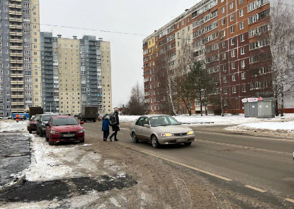 К нижегородской «Школе 800» сделали дорогу без пешеходных переходов и освещения