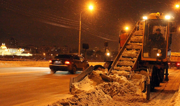 Борьба со снегом: за сутки вывезли более 30 тысяч кубометров снега